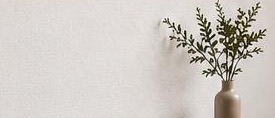 Glatt tapezierte Wand mit Vase und Zweig