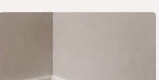 Frisch gestrichene Wand mit Sockelleiste