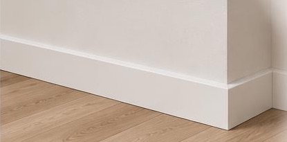 Weiße Sockelleiste am Übergang zwischen Boden und Wand